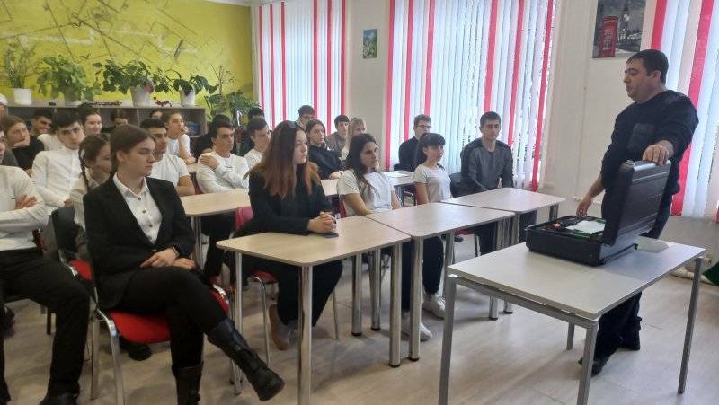 Курские эксперты-криминалисты и общественники провели встречу со старшеклассниками